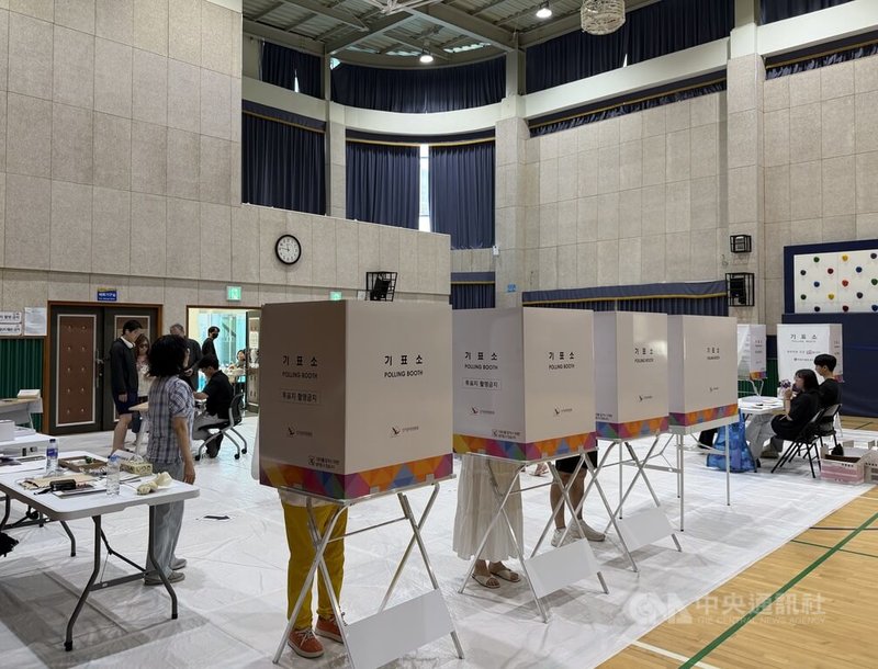 韓國地方選舉3日登場，投票於韓國時間下午6時截止，預計開票將進行超過7個小時。圖為首爾一處位於小學的投票所。中央社記者楊啟芳首爾攝　115年6月3日