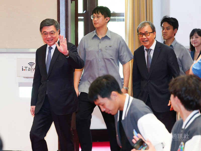 行政院長卓榮泰(後左)3日在行政院大禮堂接見「KidWind 2026風力能源世界賽台灣代表隊」一行,向與會代表隊成員揮手致意。中央社記者謝佳璋攝 115年6月3日