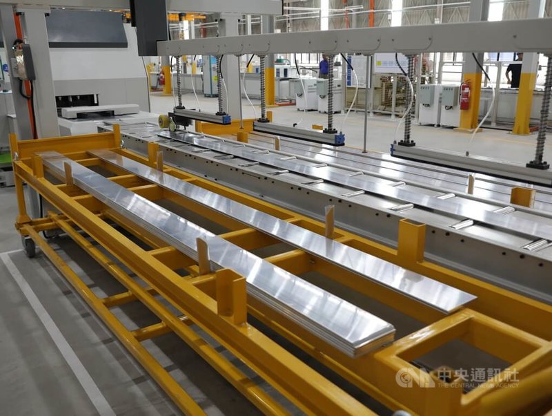 電機大廠東元旗下安達康科技（TECOBAR）檳城新廠，長型裝甲匯流排整齊排列於產線旁，自動化設備持續運轉，工程人員透過監測系統檢查產品規格與品質。中央社記者黃自強檳城攝  115年6月3日