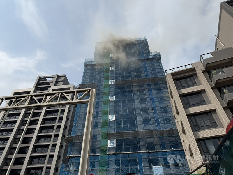 新北市蘆洲區中正路某建案工地3日下午發生火警，為地上17層、地下4層新建大樓，消防局派遣人車前往搶救。（翻攝照片）中央社記者王鴻國傳真　115年6月3日