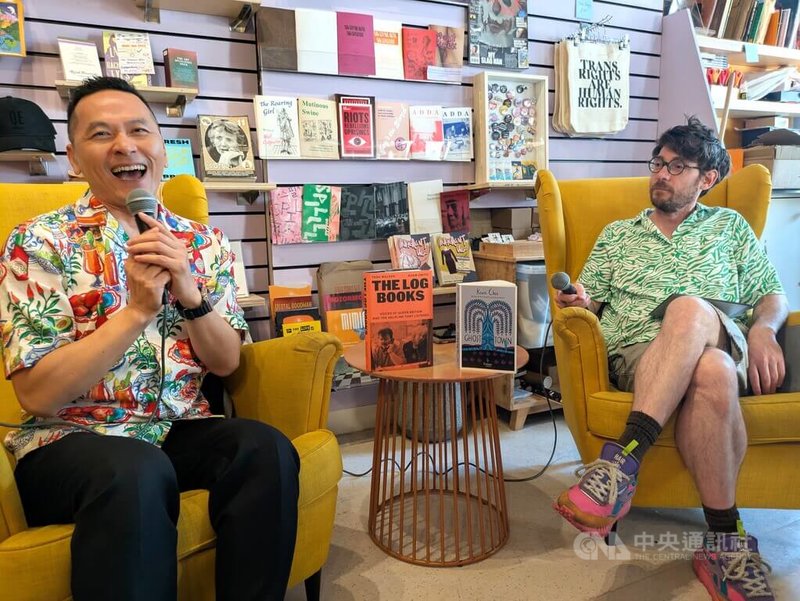 台灣作家陳思宏（左）2日晚間在倫敦知名酷兒書店The Common Press舉行講座，與英國酷兒作家齊姆斯（Adam Zmith，右）對談並回應聽眾提問，現場互動氣氛熱烈。中央社記者陳韻聿倫敦攝　115年6月3日