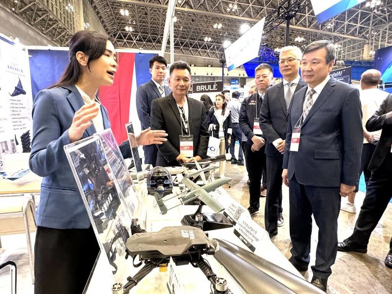 正在千葉幕張展覽館舉行的日本國際無人機展（Japan Drone 2026），台灣集結28家無人機與航太供應鏈廠商參展，駐日代表李逸洋（右1）3日出席開幕活動，參觀展區聽取解說。（駐日代表處提供） 中央社記者戴雅真東京傳真　115年6月3日