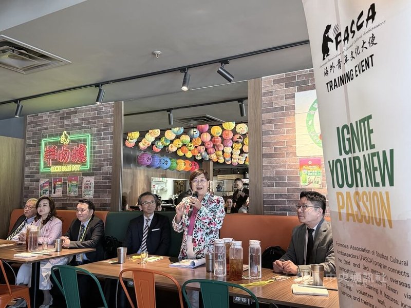 僑委會委員長徐佳青5月31日與加拿大多倫多新生代僑民座談，說明台灣政府推出0至18歲成長津貼政策，鼓勵大家善用福利，協助台灣打破「少子化」困境。中央社記者胡玉立多倫多攝　115年6月3日
