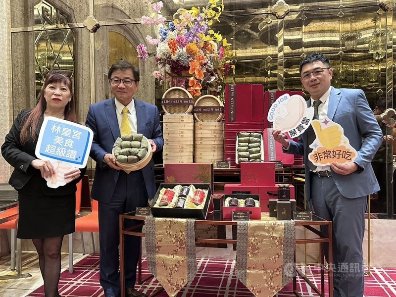 端午節將至，高雄飯店與宴會品牌紛紛推出端午粽禮，搶攻節慶送禮市場。圖為高雄業者主打的「櫻花蝦干貝荷葉粽」禮盒。中央社記者林巧璉攝　115年6月3日