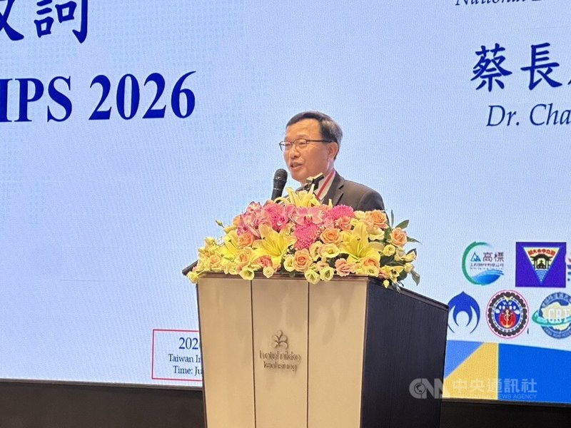 首屆「2026台灣鋪面研究國際研討會（TIPS 2026）」3日在高雄登場，內政部國土管理署署長蔡長展致詞表示，極端氣候已成交通建設重大挑戰，政府正推動以人為本的道路環境與循環經濟應用。中央社記者林巧璉攝　115年6月3日