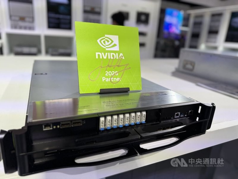 代工廠仁寶3日在台北國際電腦展（COMPUTEX）舉行媒體活動，展位上的人工智慧（AI）伺服器有輝達（NVIDIA）執行長黃仁勳日前造訪留下的親筆簽名。中央社記者吳家豪攝　115年6月3日