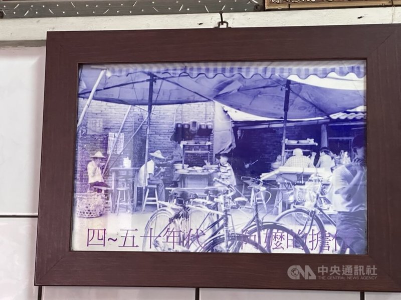 彰化縣員林市第一市場周邊飄香超過70年的老店「火」拉仔麵，近日宣布結束營業，店內牆上仍掛著第一代在路邊擺攤的黑白照片。中央社記者鄭維真攝　115年6月3日