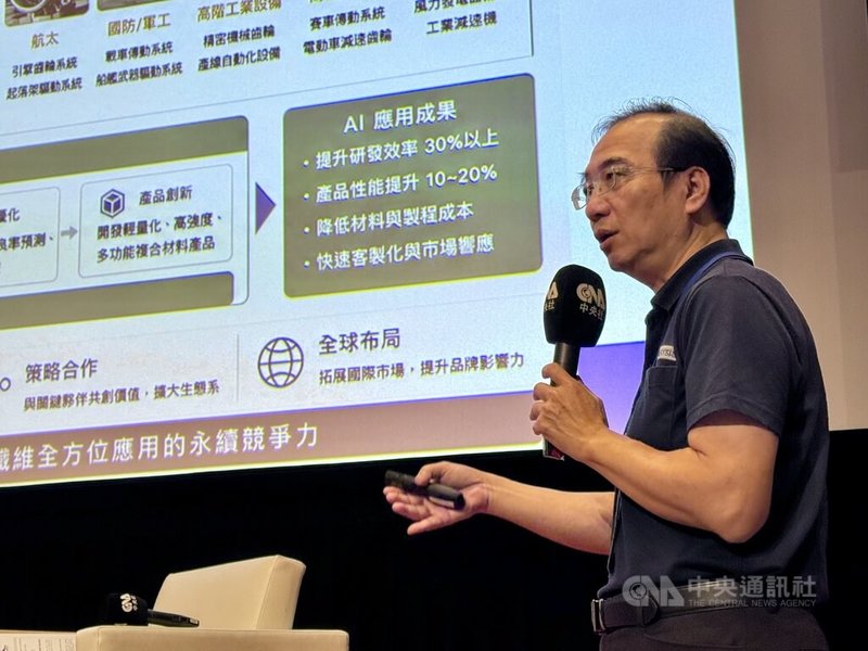 中央通訊社「當AI遇見ESG系列論壇」3日在高雄市立圖書館總館舉行，安能聚綠能公司董事長吳俊龍（圖）分享安能聚如何從學術跨足產業，研發全球頂尖的碳纖維回收量產技術。中央社記者董俊志攝　115年6月3日