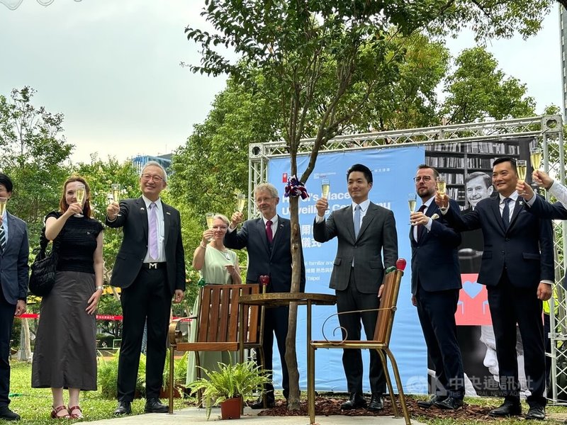 台灣首座「哈維爾的長椅」揭幕儀式3日在大安森林公園登場，台北市長蔣萬安（右3）、捷克參議院議長韋德齊（Miloš Vystrčil）（右4）等人出席見證。中央社記者陳昱婷攝　115年6月3日