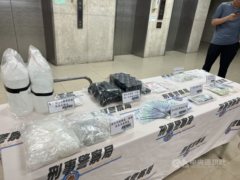 因涉販毒案遭士林地方法院發布通緝的林姓男子狡兔多窟，於多處設置毒品喪屍煙彈分裝場販毒牟利，日前遭刑事局查獲。圖為分裝工具及現金等贓證物。（翻攝照片）中央社記者黃麗芸傳真　115年6月3日