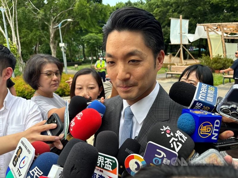 台北市長蔣萬安（前）過去答不出四獸山山名的備質詢片段，近期在社群平台引發熱議。他3日出席活動時對此表示，確實該找個時間跟太太及小孩去爬山。中央社記者陳昱婷攝　115年6月3日