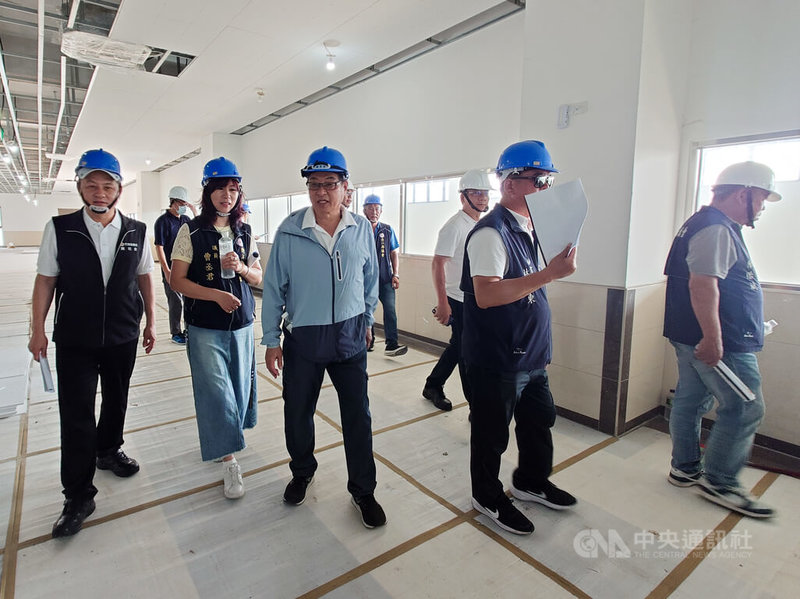 連江縣議會3日下午至南竿鄉馬祖城鄉特色產業園區與馬祖酒廠南竿2廠縣政考察。多名議員關心工程進度，要求縣府應督促承包商加緊趕工。中央社記者潘欣彤攝　115年6月3日