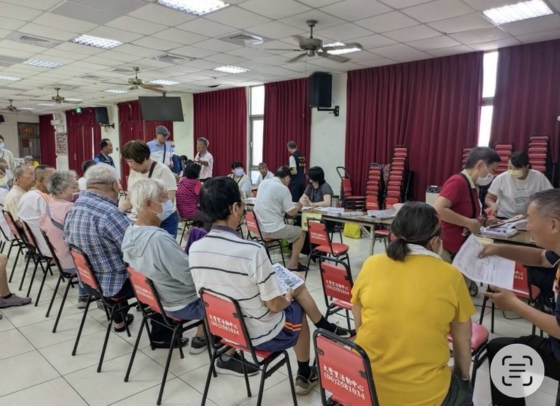 高齡駕駛人換照新制上路，台南市3日在北區大豐里活動中心開辦首場70歲以上高齡駕駛人一站式換照服務。（台南市政府提供）中央社記者張榮祥台南傳真　115年6月3日