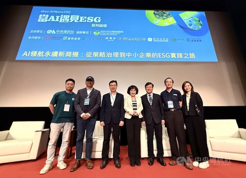 中央通訊社「當AI遇見ESG系列論壇」高雄場3日舉行，社長胡婉玲（中）與麗文文化事業總經理楊宏文（左起）、隆興冷凍廠股份有限公司總經理周和忠、台灣環境公義暨能源轉型協會理事長黃正聰、安能聚綠能股份有限公司董事長吳俊龍（右2）、虎尾科技大學校長張信良（右3）等出席合影。中央社記者董俊志攝　115年6月3日