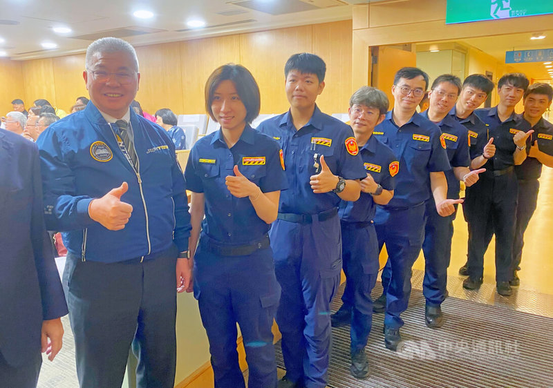 新北市警察局中和分局交通分隊中隊長黃湘凌（前左2）等員警，成功救回OHCA（到院前無呼吸心跳）患者生命，3日在市府接受表揚時，與市警局長方仰寧（前左）合影。中央社記者黃旭昇攝　115年6月3日