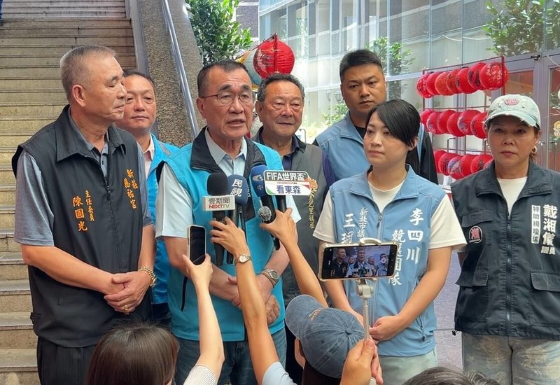 日菲將啟動專屬經濟區（EEZ）及大陸礁層海洋邊界談判，國民黨新北市參選人李四川（左2）3日表示，兒時父親出海捕魚被菲律賓查緝帶走，盼國家做討海人後盾。（李四川競辦提供）中央社記者王鴻國傳真 115年6月3日