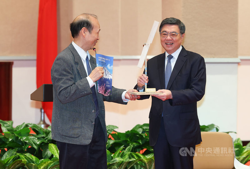 行政院長卓榮泰(右)3日在行政院大禮堂接見「KidWind 2026風力能源世界賽台灣代表隊」一行,獲贈迷你風機套件。中央社記者謝佳璋攝 115年6月3日