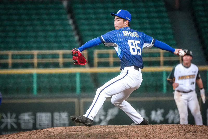 中華職棒富邦悍將隊3日對上台鋼雄鷹隊以2比13大敗，第8局，悍將讓野手劉俊豪（左）登板消化局數，投1局被敲2支安打另有2次四壞，失3分，為劉俊豪在中職生涯的初登板。（富邦悍將隊提供）中央社記者蘇志畬傳真　115年6月3日