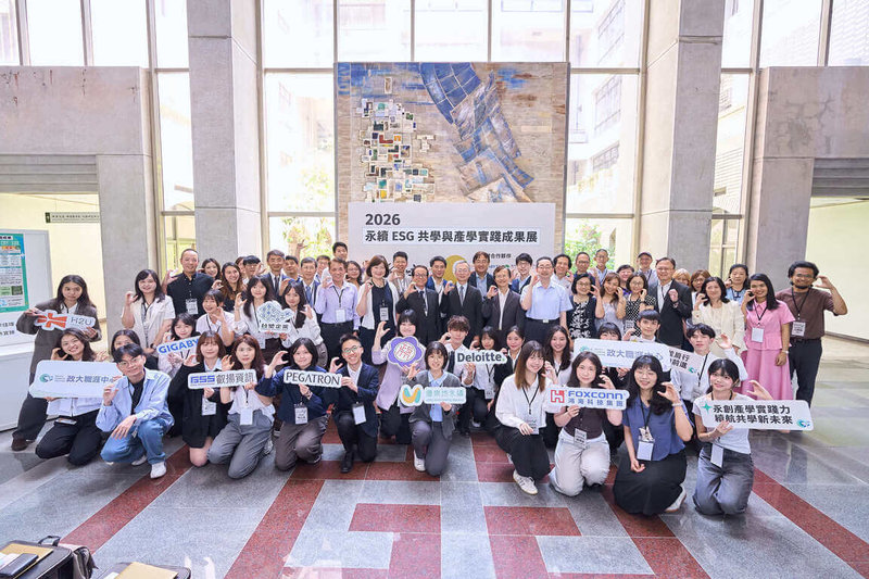 政大舉辦永續ESG共學與產學實踐成果展，展示如何透過「核心概論、企業參訪、教師輔導」的創新機制，深化學生對ESG議題的理解，並讓課堂知識走出教室。（政大提供）中央社記者許秩維傳真  115年6月3日