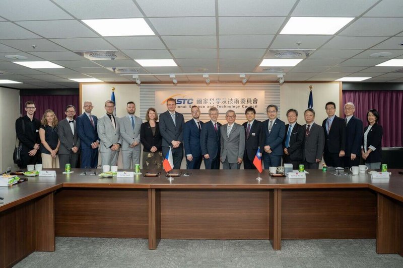 捷克參議院議長韋德齊（右9）3日率團拜會國科會主委吳誠文（右8），就台捷科研合作成果及未來合作交流交換意見。（國科會提供）中央社記者趙敏雅傳真　115年6月3日