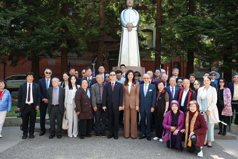 國民黨主席鄭麗文於美國時間2日在舊金山拜會僑社與駐美黨支部，以及到聖瑪莉公園向孫中山銅像行三鞠躬禮。（國民黨提供）中央社記者劉冠廷傳真　115年6月3日