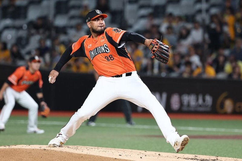 中華職棒統一7-ELEVEn獅隊投手銳力獅（Denyi Reyes）（中）3日面對中信兄弟隊，先發7.2局無失分，幫助球隊以2比0完封勝。（統一獅隊提供）中央社記者蘇志畬傳真　115年6月3日