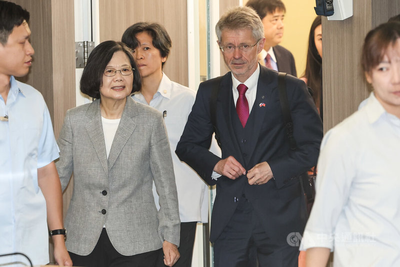 捷克台北中心「哈維爾對話：變動世界中的人權與責任」論壇，3日上午在政大公企中心舉行，前總統蔡英文（左）與捷克參議院議長韋德齊（右）出席。中央社記者吳家昇攝 115年6月3日