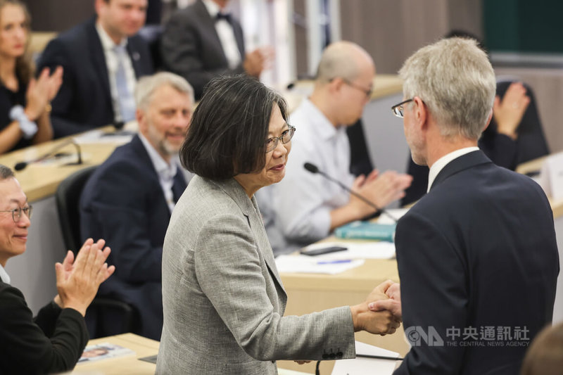 捷克台北中心「哈維爾對話：變動世界中的人權與責任」論壇3日舉行，前總統蔡英文（前左）與捷克參議院議長韋德齊（前右）出席，兩人握手致意。中央社記者吳家昇攝 115年6月3日