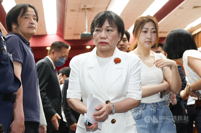 內政部長劉世芳(中)3日在立法院受訪表示,114年地方政府相關居住正義稅賦約新台幣2667億元,中央希望地方共同分攤租金補貼經費,整體所需經費約80億元,她認為,站在居住正義、土地利用及房屋利用等政策上,由中央與地方共同分攤,並不為過。中央社記者王騰毅攝 115年6月3日
