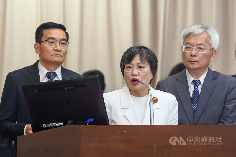 立法院內政委員會3日開會，邀請內政部、警政署、海巡署等單位，針對新興毒品氾濫導致毒駕案件飆升，如何強化執法量能及防制策略進行專題報告，內政部長劉世芳（中）、海委會副主委兼海巡署長張忠龍（左）、警政署長張榮興（右）回應立委質詢。中央社記者王騰毅攝  115年6月3日