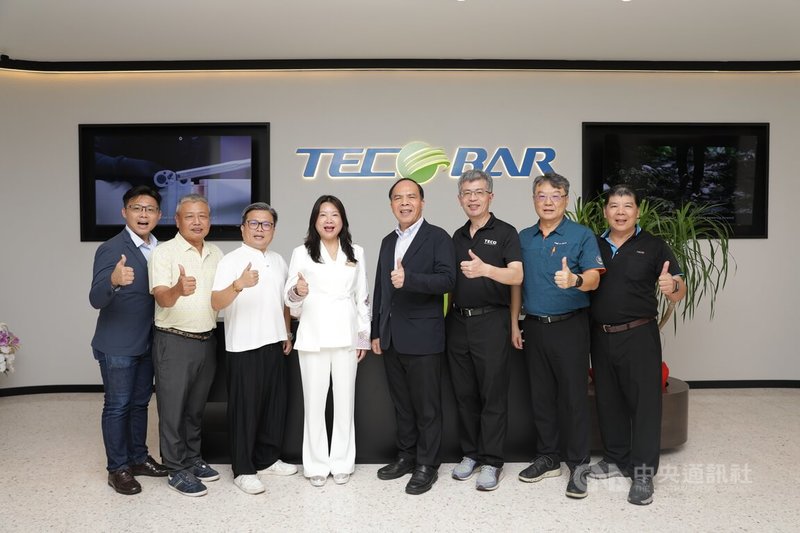 電機大廠東元旗下安達康科技（TECOBAR）檳城廠4月底開幕，受到在地台商關注。圖為安達康科技董事長林達文（右4）與檳城台灣商會會長黃惠鈴（左4）與副會長王冠鴻（左3）等人合影。中央社記者黃自強檳城攝  115年6月3日