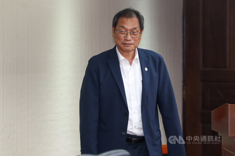 屏東東港安泰醫院大火釀9死,114年8月屏檢緩起訴榮譽院長暨國民黨立委蘇清泉(圖)等4人,114年10月高雄高分檢認為處置不妥撤銷發回,屏檢重啟偵辦,3日對4人公告起訴,圖為蘇清泉3日在立法院社會福利及衛生環境委員會質詢結束後離去。中央社記者王騰毅攝 115年6月3日