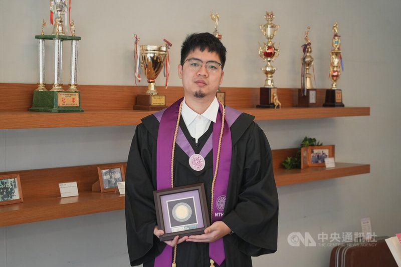 國立清華大學電機系學生張育碩，憑藉在國際賽車、晶片研究與團隊領導的耀眼表現，115年獲頒畢業生最高榮譽「梅貽琦紀念獎章」，展現理論與實作兼具的跨域實力。中央社記者魯鋼駿攝　115年6月3日