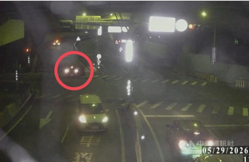 林姓男子指日前駕車時在新北市新店區因路不熟違規，遭員警攔查逼做毒品快篩，質疑執法過當。新店警分局3日表示，員警依執法經驗認為男子不能安全駕駛，皆依程序處理。圖為監視器畫面顯示，林男當時在路口險些逆向行駛。（翻攝畫面）中央社記者曹亞沿傳真　115年6月3日