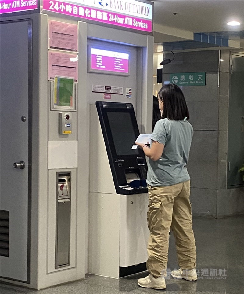 圖為民眾在ATM提款。（中央社檔案照片）