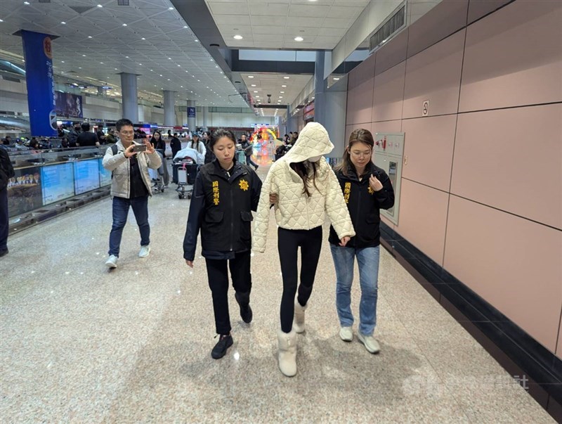 詐團幹部廖姓女子（前中）長期滯留海外，以感情詐騙3名美籍被害人新台幣1.7億餘元，廖女民國114年1月間返台時落網。（翻攝照片）中央社記者黃麗芸傳真