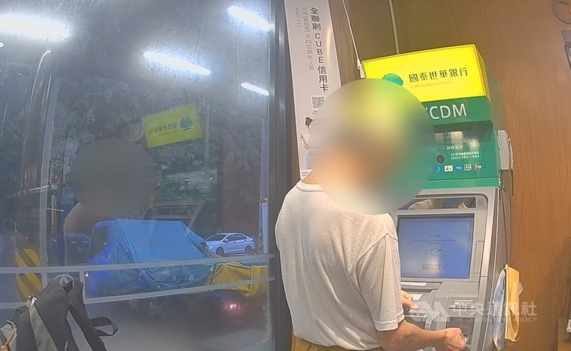 台中71歲陳姓男子（圖）日前欲網購楊梅，賣家稱未完成實名認證，要求依指示操作ATM機台，陳男到超市ATM操作時，店員發現有異報案，經警方到場成功攔阻。（翻攝照片）中央社記者蘇木春傳真　115年6月3日