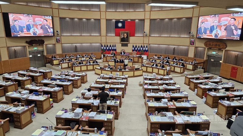新北市議會3日進行市政總質詢，無黨團結聯盟新北市議員馬見Lahuy．Ipin質疑婦幼停車證發放有漏洞，常可見婦幼停車格下車的是年輕人等應無需求的人，反而讓有需求的人找不到停車格，要求市府相關局處改善。中央社記者王鴻國攝　115年6月3日