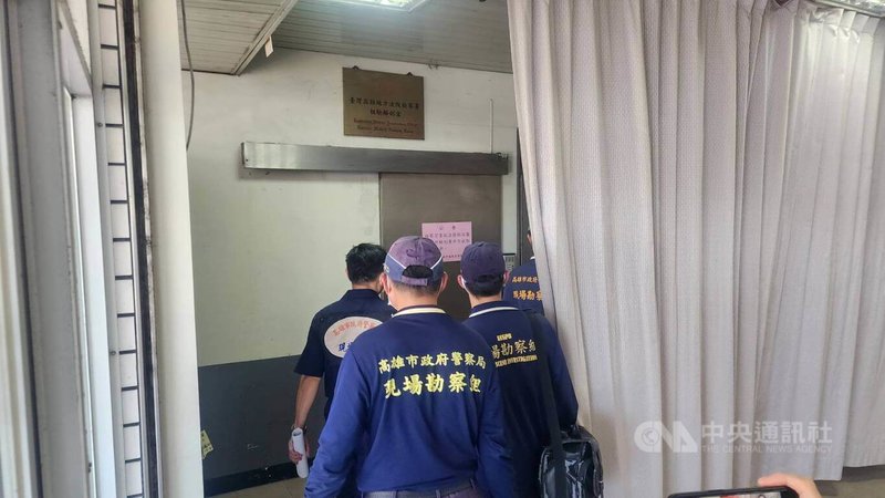 空軍T-34C型教練機墜毀造成2名飛官殉職，橋檢檢察官3日中午先行抵達高雄市立殯儀館，會同法醫複驗查明死因。高雄市警局鑑識小組也到場協助。中央社記者洪學廣攝 115年6月3日