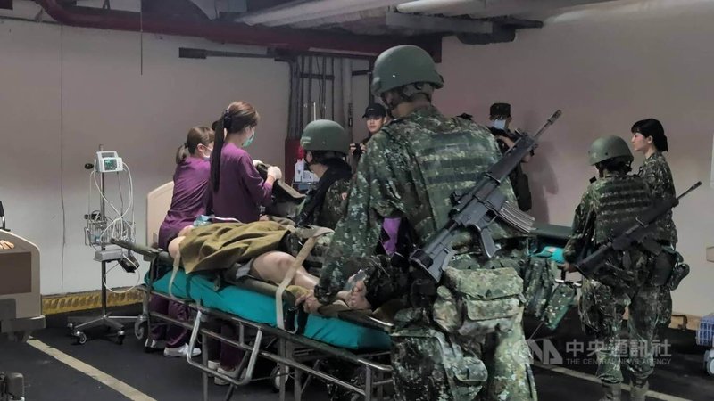 國防部3日在金門辦理「軍公民營醫療整合演練」，包括衛生所轉型急救站，與在金門醫院地下室進行大量傷患應處等項目。中央社記者吳玟嶸攝　115年6月3日