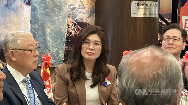 國民黨主席鄭麗文（中）2日晚間在舊金山灣區與國民黨為主的僑學界會面。中央社記者張欣瑜舊金山攝　115年6月3日