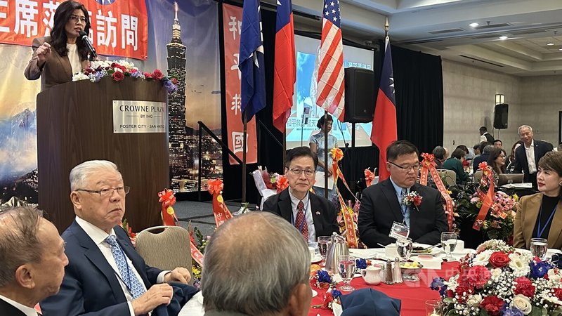 國民黨主席鄭麗文（台上演講者）訪美，2日晚間在舊金山灣區僑宴進行將近40分鐘的演講，闡述她的兩岸和平路徑，訪團成員包括前駐美代表袁健生（左2）、國民黨駐美代表秦日新（中）、身兼黨主席特別顧問的中常委李德維（右2）、中常委勤彭蓁（右1）隨行。中央社記者張欣瑜舊金山攝　115年6月3日