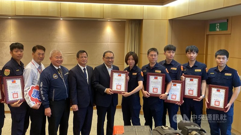 新北市長侯友宜（左5）3日在市政會議表揚中和警分局交通分隊即時處置OHCA案件有功人員，由中隊長黃湘凌（右5）等人受獎，消防局長陳崇岳（左4）、市警局長方仰寧（左3）及受獎員警一同合影。中央社記者黃旭昇攝　115年6月3日