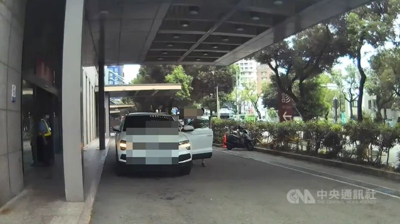 台中警方1日在潭子區執行勤務時，突有一輛小客車靠近求援，車內一對父母表示孩童不適，希望協助開道送醫；員警見車內孩童呈現虛弱狀態，立即開啟警報器協助開道，迅速抵達中國醫藥大學附設醫院爭取救援時間。（翻攝照片）中央社記者蘇木春傳真　115年6月3日