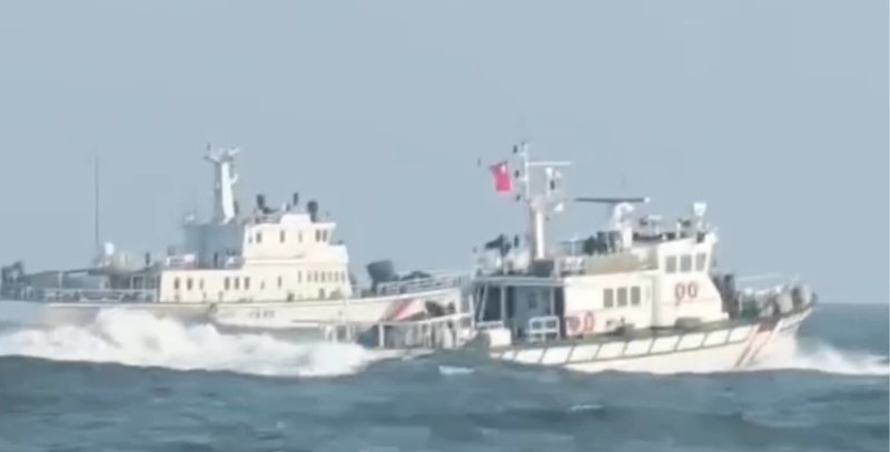 4艘中國海警船3日侵擾金門限制水域，海巡巡防艇併航監控，全程緊盯蒐證，透過中、英文無線電廣播要求其轉向航離。（海洋委員會海巡署金馬澎分署提供）中央社記者吳玟嶸傳真　115年6月3日