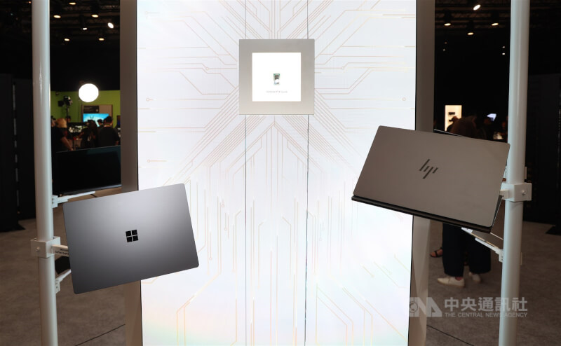 人工智慧(AI)晶片大廠輝達(NVIDIA)3日在台北國際會議中心設置輝達企業端產品展示區,展示由合作廠商打造的RTX Spark筆記型電腦。中央社記者張新偉攝 115年6月3日