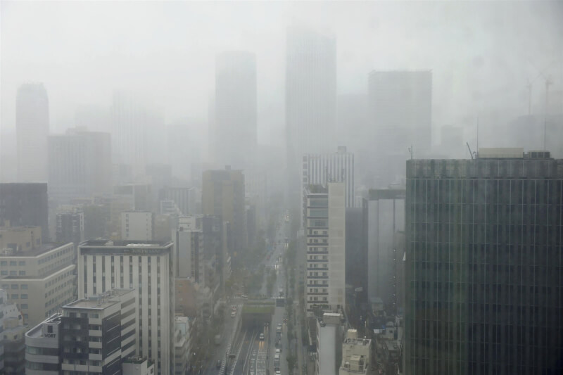 颱風「薔蜜」3日橫掃日本太平洋沿岸，西日本至東日本多地出現破紀錄豪雨。圖為東京市中心下起暴雨。（共同社）