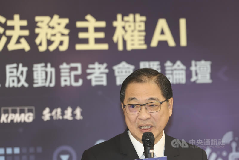 法務部3日下午在台灣高等檢察署博愛講堂舉行「打造可信任的法務主權AI－法務專屬大型語言模型啟動記者會暨論壇」，法務部長鄭銘謙（圖）致詞時盼透過AI提升辦案效率。中央社記者吳家昇攝　115年6月3日