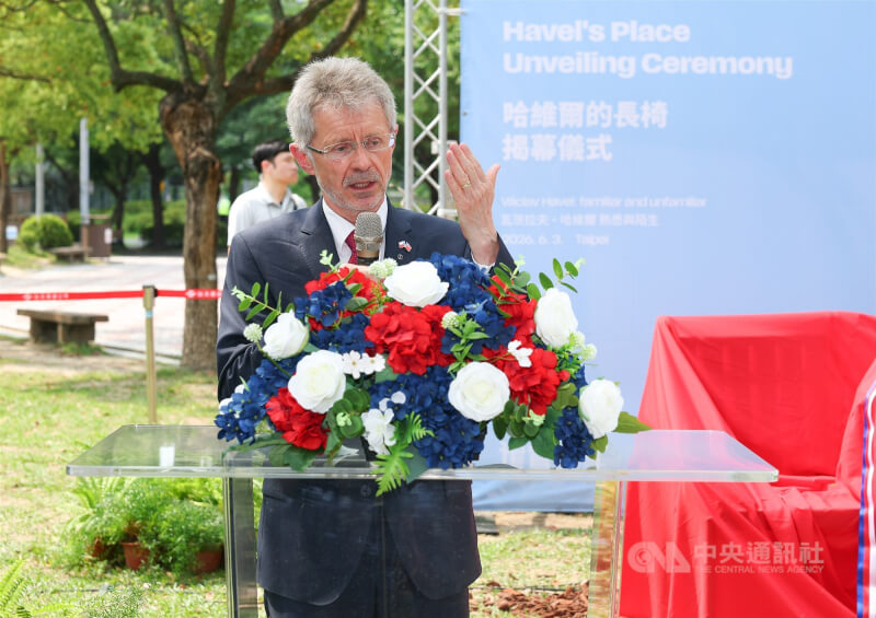 捷克參議院議長韋德齊(Miloš Vystrčil)(前)3日下午在台北市大安森林公園出席「哈維爾的長椅」揭幕式,期許這項產品能繼續出口到全世界,引導眾人坐下來對話、交流並尋找解決方案。中央社記者謝佳璋攝 115年6月3日