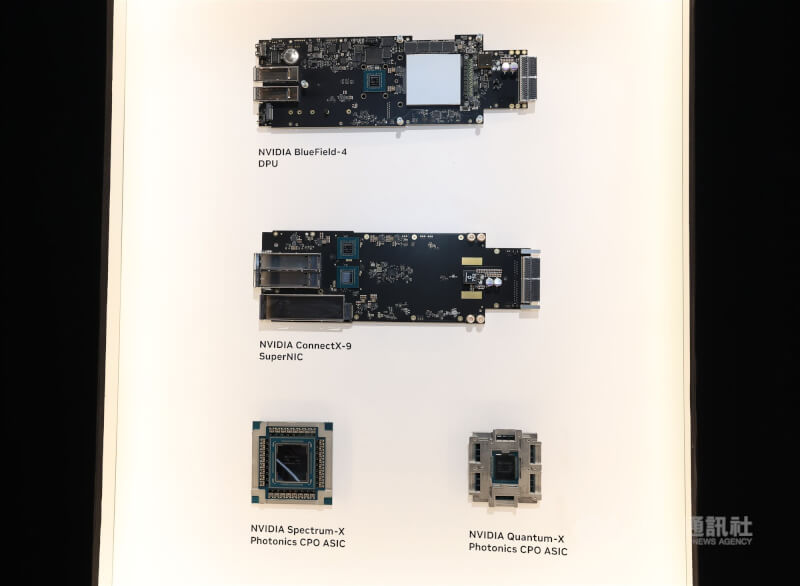 人工智慧（AI）晶片大廠輝達（NVIDIA）新一代架構Vera Rubin進入全面量產，3日在台北國際會議中心設置輝達企業端產品展示區。輝達展示BlueField-4、Connect-X等資料傳輸技術。中央社記者張新偉攝　115年6月3日